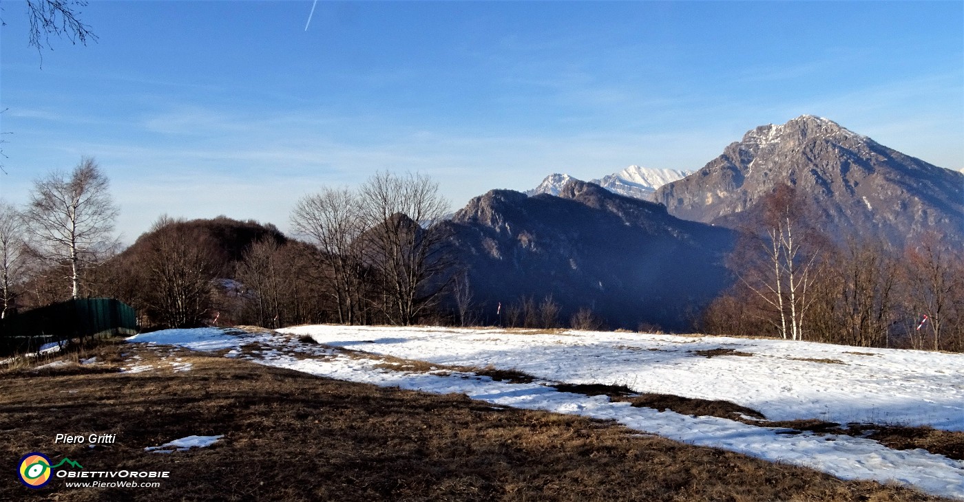 60 Dalla Forcella Alta vista in Ocone, Corna Camozzera, Resegone.JPG -                                